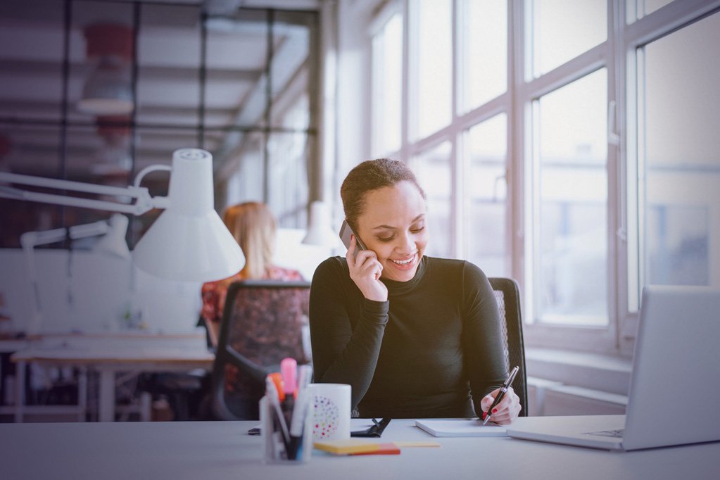 consultante au téléphone