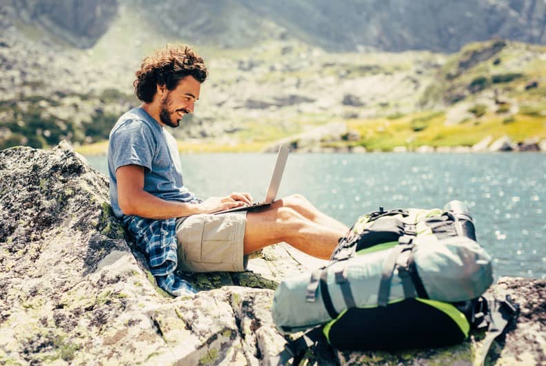 74 % des Français resteront connectés au travail durant leurs vacances