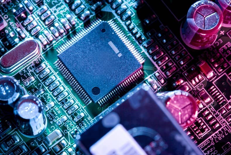 STMicroelectronics : ouverture d’un centre R&D et d’un centre de compétences dédié à l’IA à Toulon