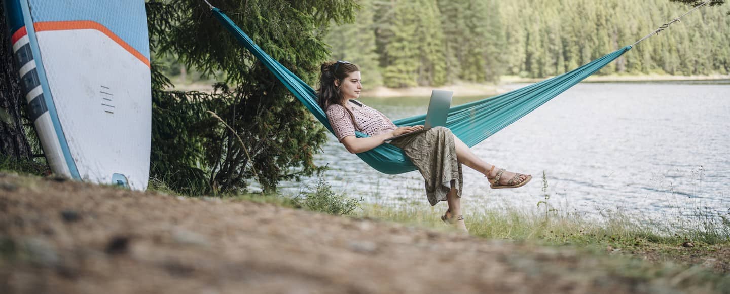 Travailler pendant ses vacances, la nouvelle pratique en vogue